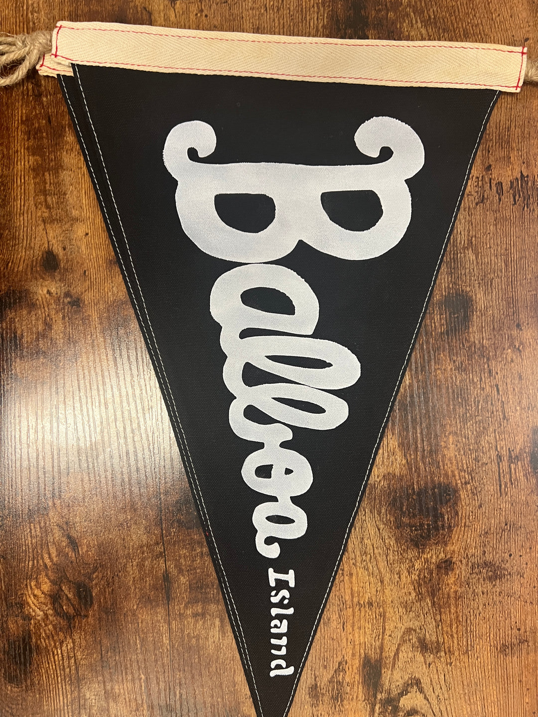 Burgee Balboa Island Script Black/White